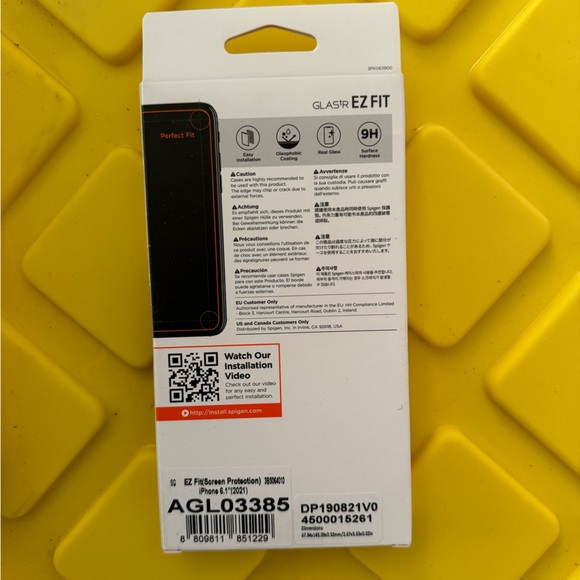 Spigen Glastr EZ Fit Screen Protector Apple 2021 6’1 inch - Picture 3 of 3